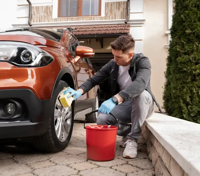 Lavage auto à domicile Caix : professionnel intervenant sur un véhicule